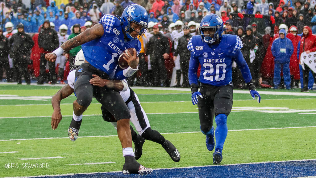 Lynn Bowden scores